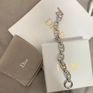 Elegant Silver-Tone Link Bracelet Inspired by Luxury Design